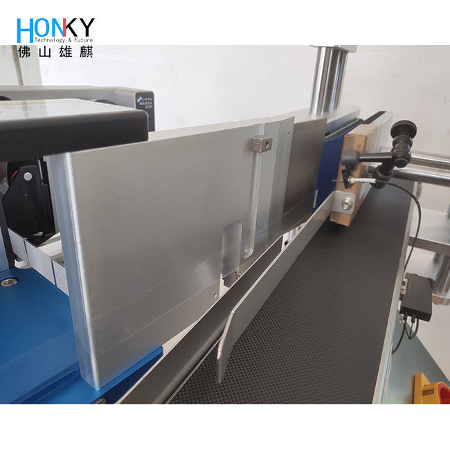 Настольная круглая бутылочная маркировочная машина с прозрачным сенсором маркировки и сенсорным экраном, работающая на 55 бутылок в минуту