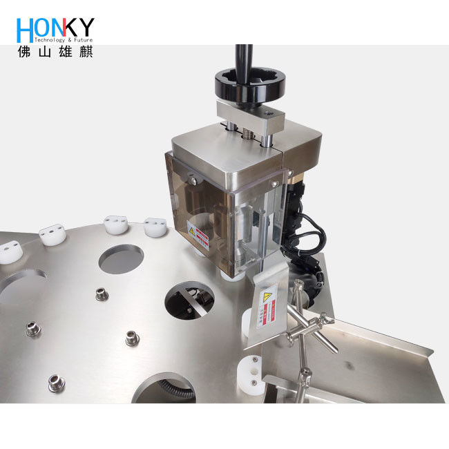 Полуавтоматическая машина для наполнения и укупорки небольших бутылок с двухканальной системой для упаковки небольших бутылок и туб в косметической промышленности
